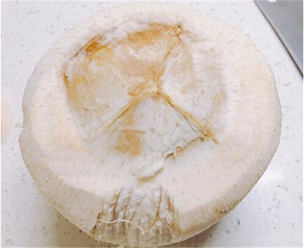 椰子三个孔在哪个位置,椰子三孔有两假一真