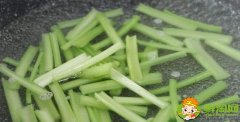 芹菜用水焯后能冷冻吗,芹菜用水泡了一夜还能吃吗
