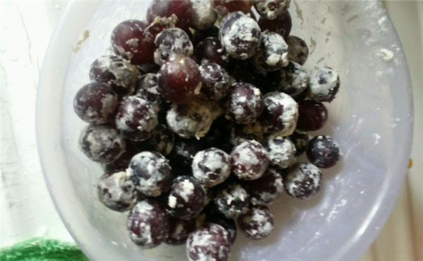 葡萄怎么洗才干净,葡萄上的白怎么洗干净