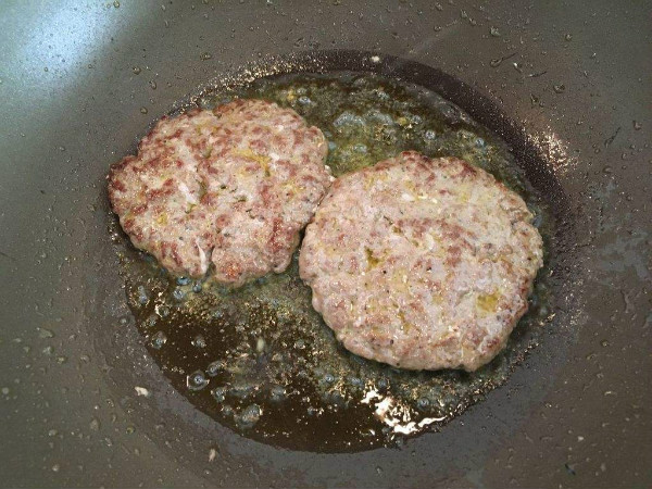 自制牛肉汉堡肉饼做法,日式美食的牛肉汉堡肉饼做法